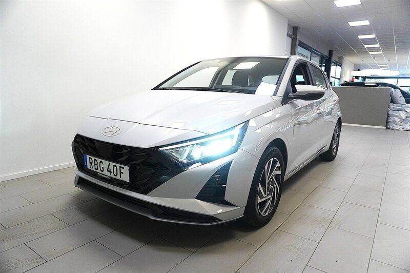Grå Begagnad 2023 Hyundai i20 Advanced Halvkombi | 219 900 kr - Bild 1/4