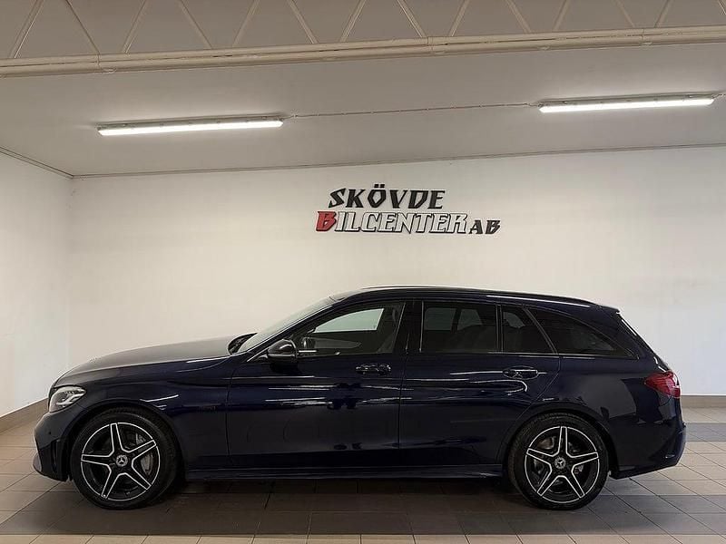 Mörkblå Begagnad 2021 Mercedes C300e AMG Kombi | 254 500 kr (Bra pris) - Bild 1/4
