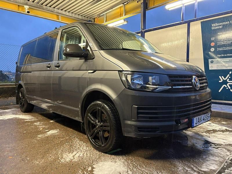 Grå Begagnad 2018 VW Caravelle Trendline Minibuss | 239 000 kr (Superpris) - Bild 1/4