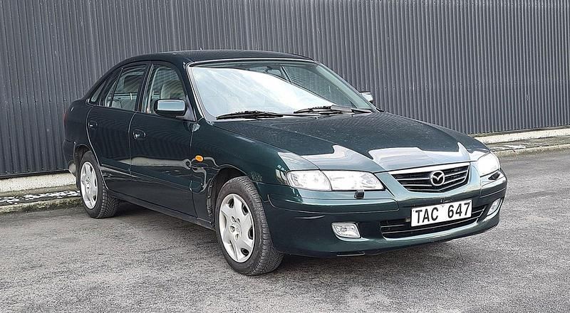 Mörkgrön Begagnad 2001 Mazda 626 Touring Halvkombi | 24 900 kr - Bild 1/4