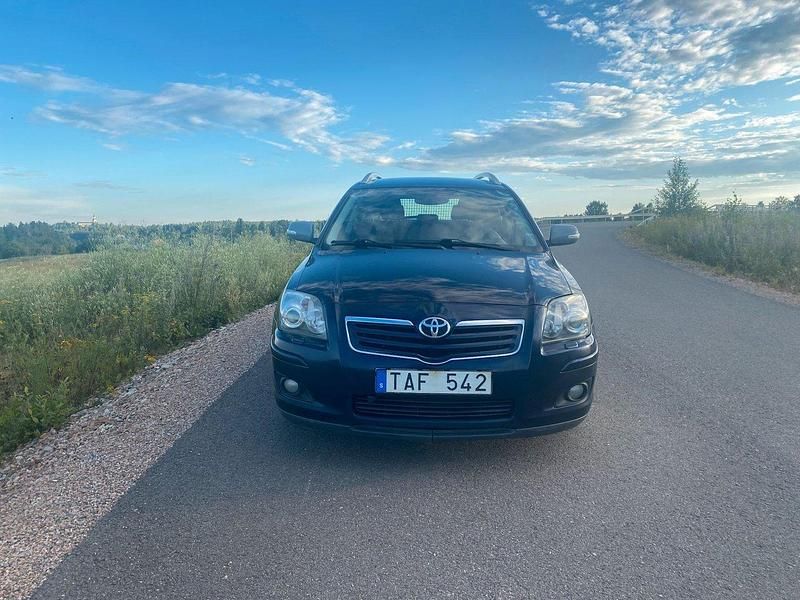 Begagnad Toyota Avensis 130 HK (95 kW) 2007 Mörkblå (blå) Kombi