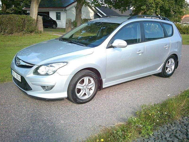 Silver Begagnad 2011 Hyundai i30 Kombi | 49 800 kr (Marknadspris) - Bild 1/4