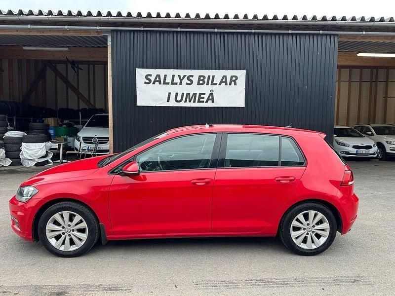 Röd Begagnad 2018 VW Golf VII Halvkombi | 79 900 kr (Marknadspris) - Bild 1/4