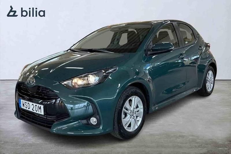 Grön Begagnad 2025 Toyota Yaris Hybrid Halvkombi | 249 900 kr - Bild 1/1