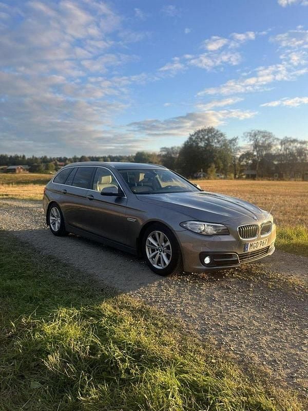 Grå Begagnad 2017 BMW 520 Kombi | 169 000 kr (Superpris) - Bild 1/4