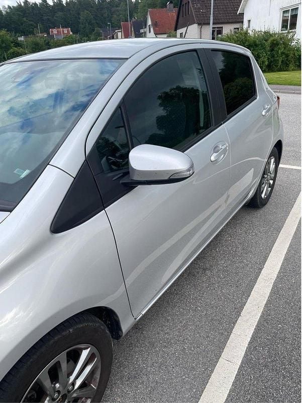 Silver Begagnad 2015 Toyota Yaris Active Halvkombi | 98 000 kr (Marknadspris) - Bild 1/4