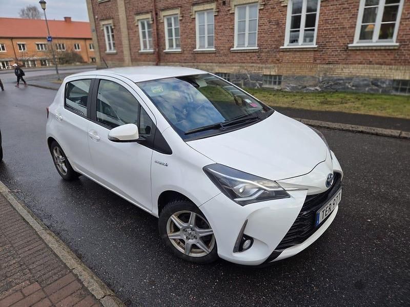 Begagnad Toyota Yaris Hybrid 101 HK (74 kW) 2019
