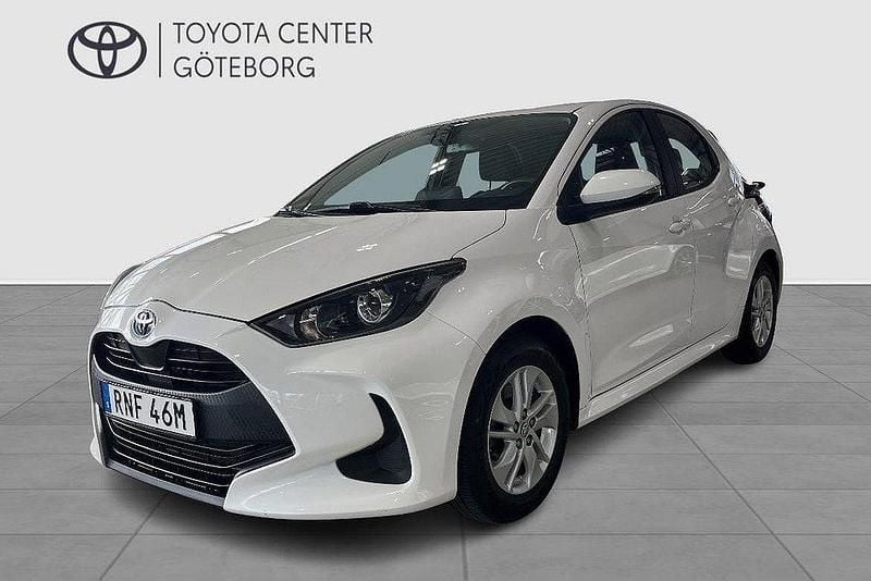 Vit Begagnad 2022 Toyota Yaris Hybrid Active Halvkombi | 199 900 kr (Marknadspris) - Bild 1/4