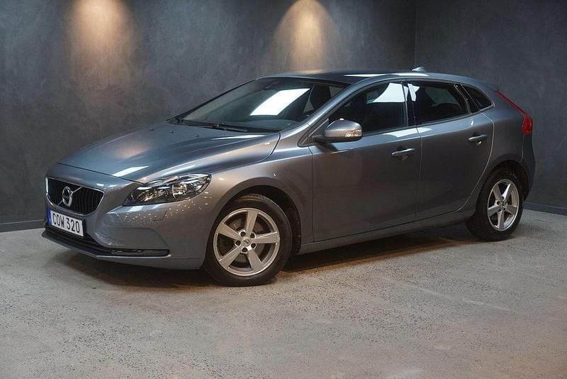 Grå Begagnad 2017 Volvo V40 Kinetic Kombi | 149 900 kr (Marknadspris) - Bild 1/4