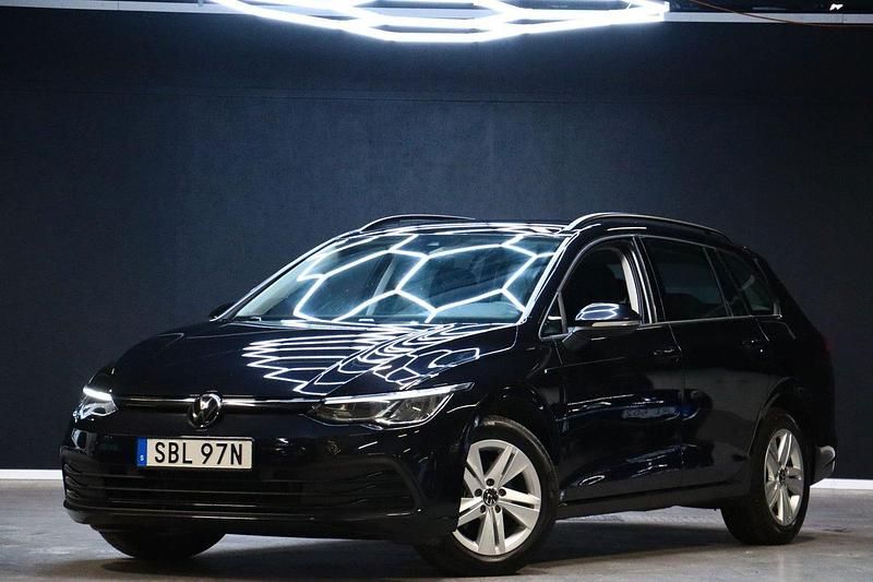 Svart Begagnad 2022 VW Golf VIII Kombi | 249 900 kr (Marknadspris) - Bild 1/4