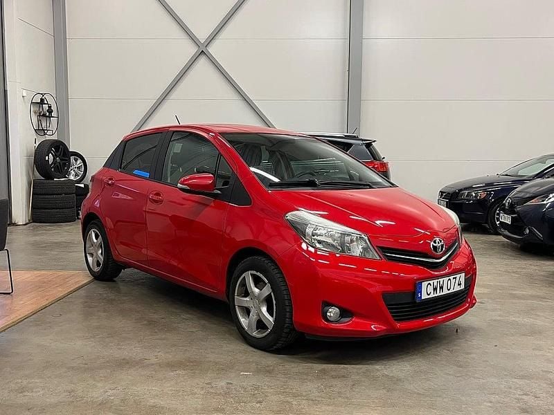 Röd Begagnad 2014 Toyota Yaris Edition Halvkombi | 79 900 kr (Marknadspris) - Bild 1/4
