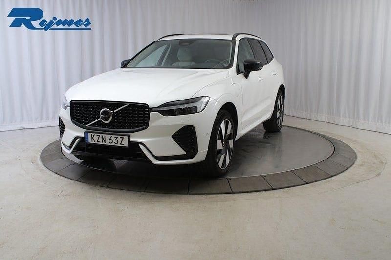 Crystal white metallic Begagnad 2025 Volvo XC60 Plus SUV | 549 900 kr (Marknadspris) - Bild 1/4