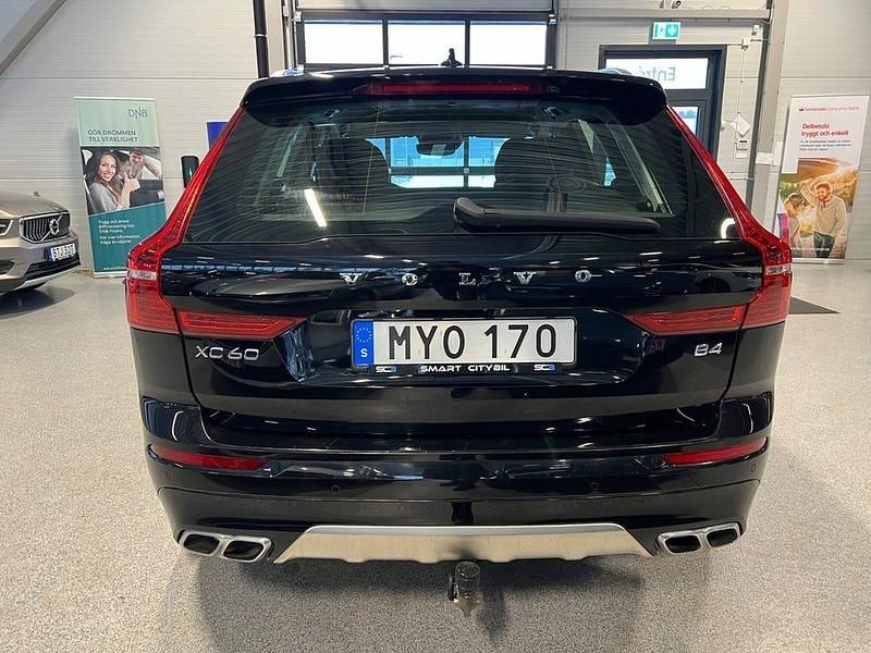 Begagnad Volvo XC60 Momentum 197 HK (144 kW) 2021 Svart SUV