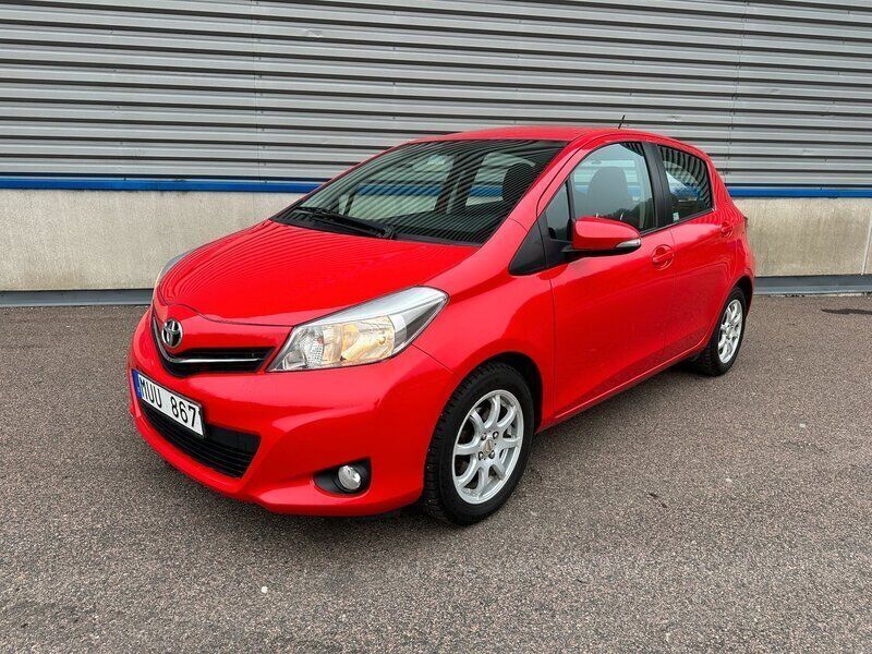 Röd Begagnad 2012 Toyota Yaris Active Halvkombi | 89 900 kr (Marknadspris) - Bild 1/4