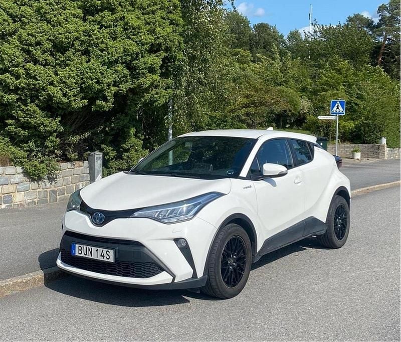 Vit Begagnad 2021 Toyota C-HR Active SUV | 195 000 kr (Marknadspris) - Bild 1/4