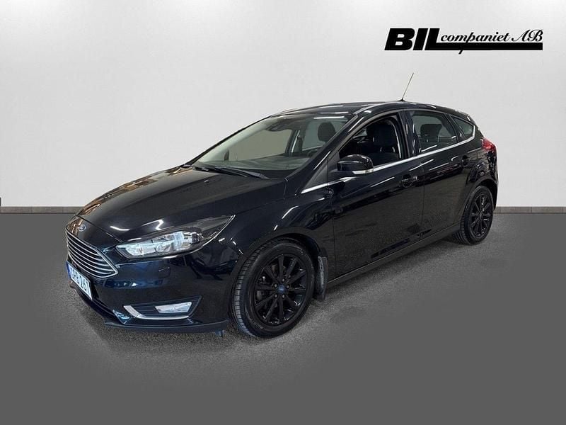Svart Begagnad 2015 Ford Focus Halvkombi | 99 000 kr (Marknadspris) - Bild 1/4