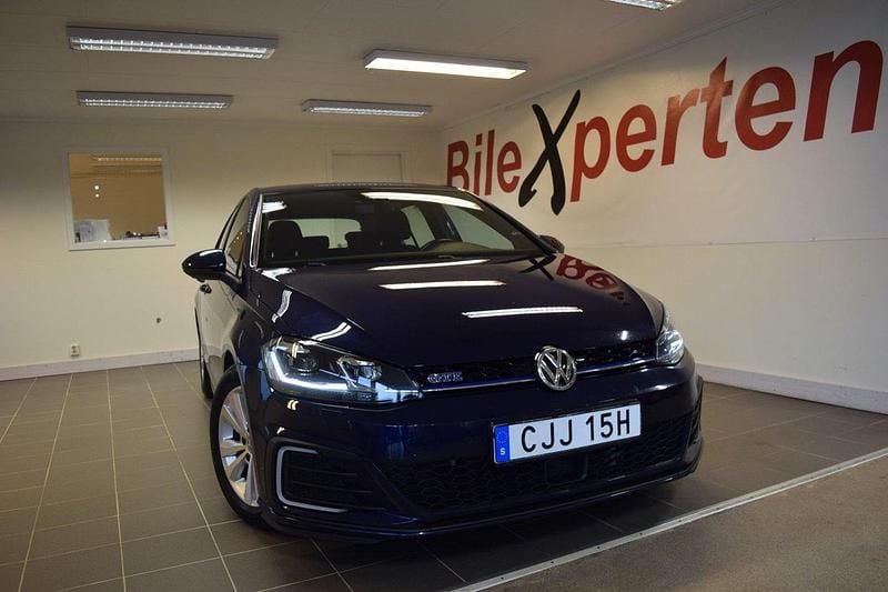 Mörkblå (blå) Begagnad 2020 VW Golf VII GTE Halvkombi | 199 900 kr (Bra pris) - Bild 1/4