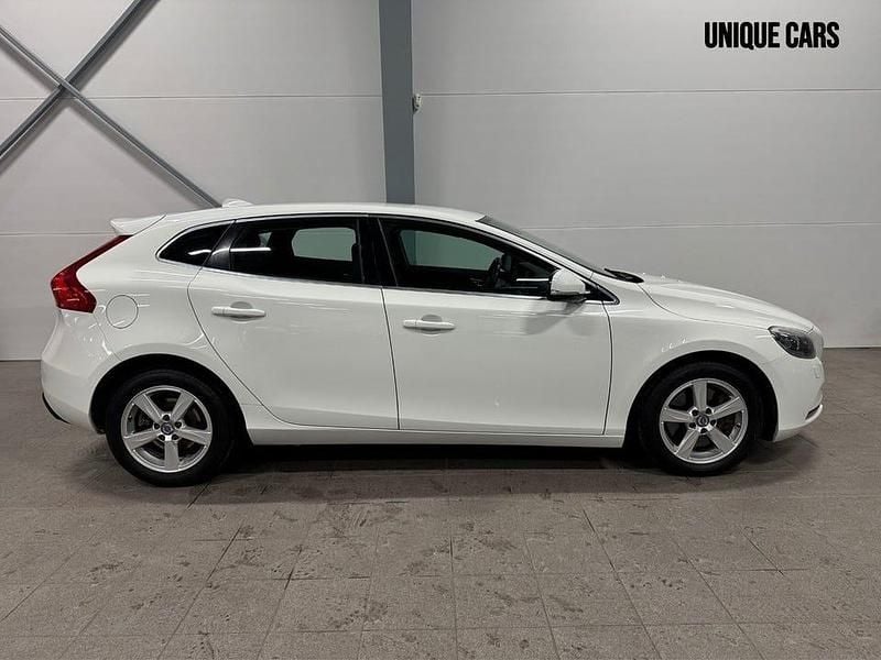 Begagnad Volvo V40 Momentum 150 HK (110 kW) 2013 Vit Halvkombi