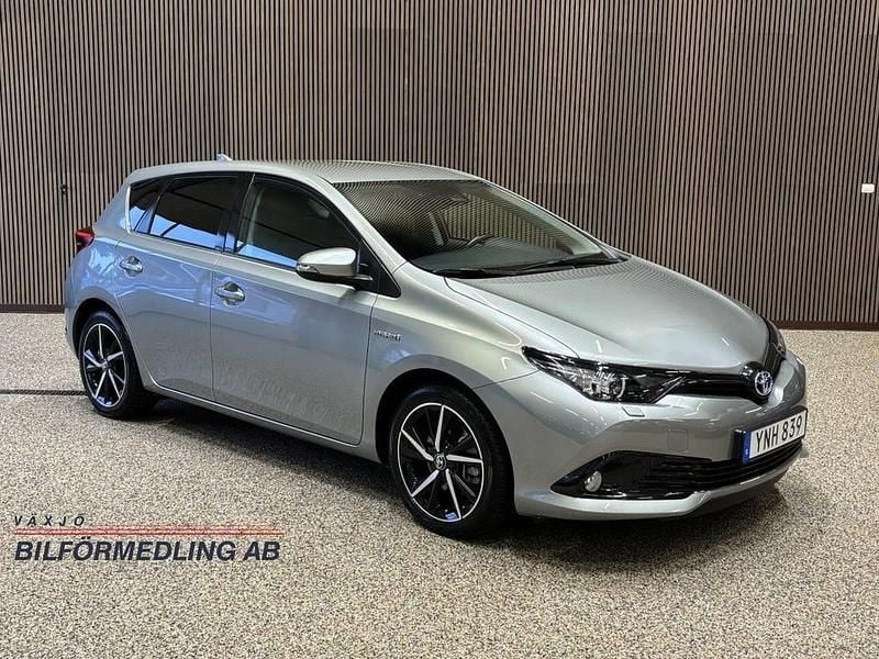 Grå Begagnad 2018 Toyota Auris Hybrid Comfort Halvkombi | 199 000 kr (Marknadspris) - Bild 1/4
