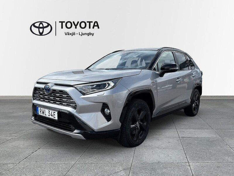Grå Begagnad 2019 Toyota RAV4 Hybrid Style SUV | 309 000 kr (Marknadspris) - Bild 1/3