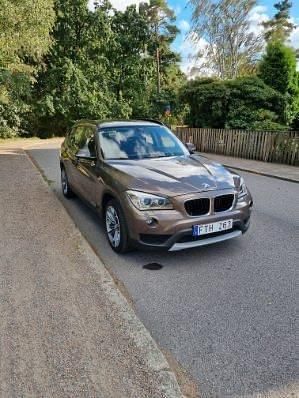 Brun Begagnad 2013 BMW X1 SUV | 152 000 kr (Marknadspris) - Bild 1/4