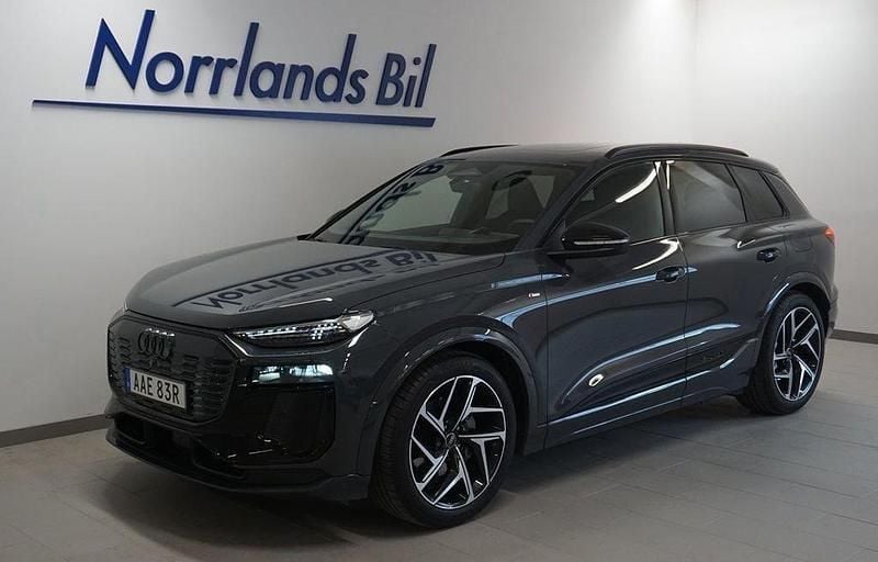 Grå (magnetgrå) Begagnad 2025 Audi Q6 e-tron S-Line SUV | 955 000 kr (Marknadspris) - Bild 1/4