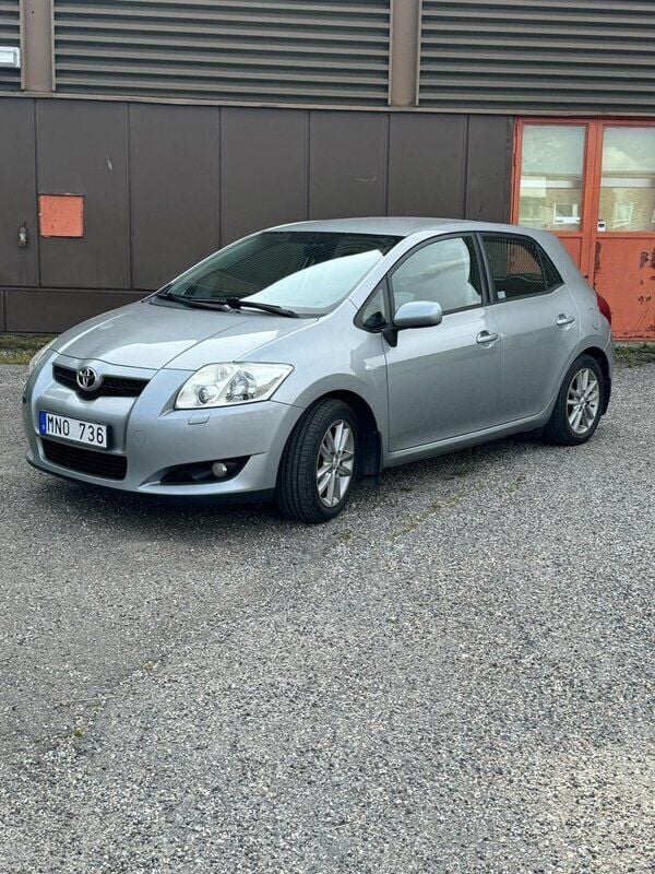 Grå Begagnad 2008 Toyota Auris Halvkombi | 33 000 kr (Marknadspris) - Bild 1/4