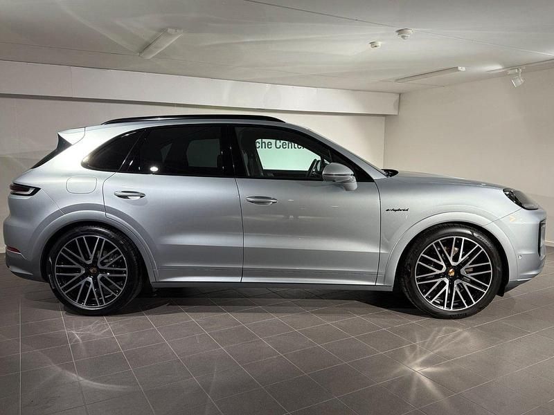 Begagnad Porsche Cayenne 471 HK (346 kW) 2024 Silver SUV