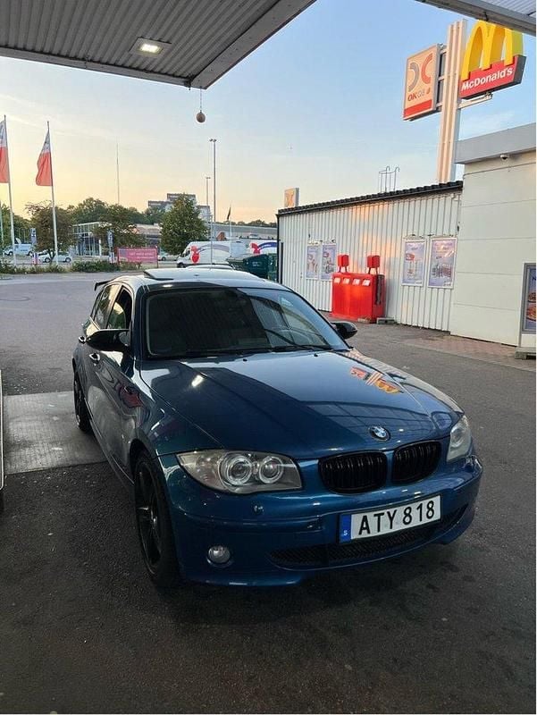Blå Begagnad 2005 BMW 120 Advantage Halvkombi | 50 000 kr (Marknadspris) - Bild 1/4