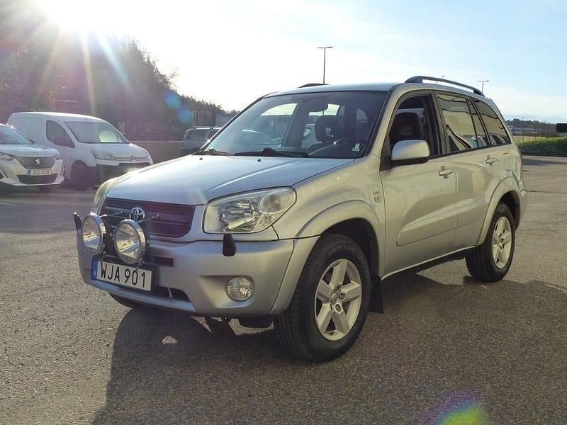 Silvermetallic Begagnad 2005 Toyota RAV4 SUV | 69 800 kr (Marknadspris) - Bild 1/4