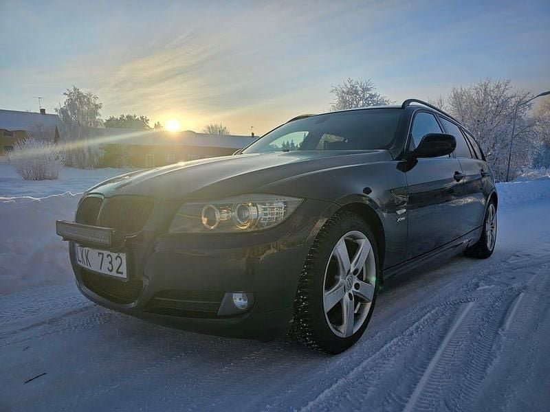 Begagnad BMW 325 218 HK (160 kW) 2009 Svart Kombi