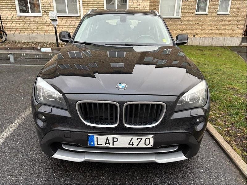 Svart Begagnad 2011 BMW X1 SUV | 99 500 kr (Marknadspris) - Bild 1/4