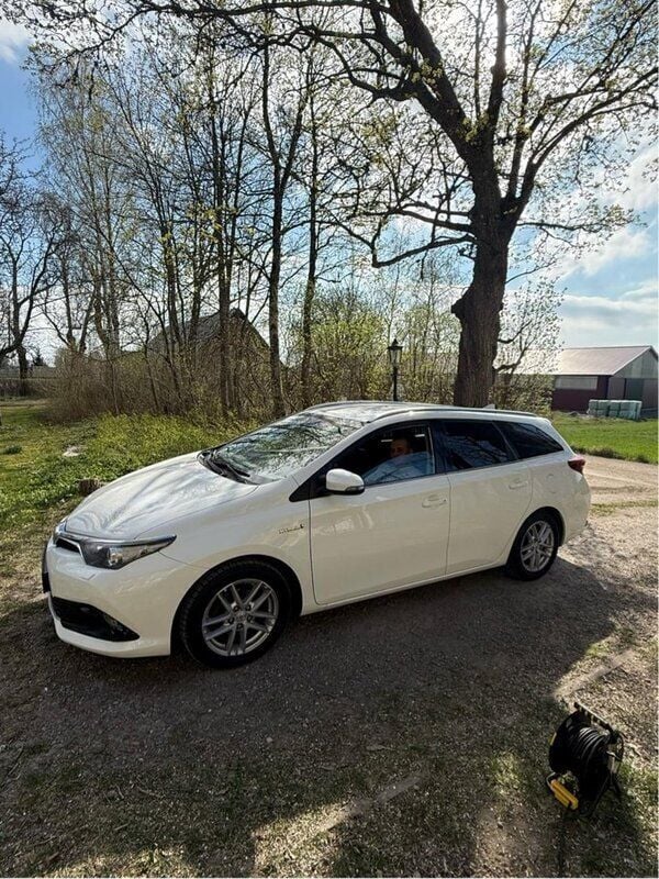 Vit Begagnad 2018 Toyota Auris Touring Sports Active Kombi | 101 000 kr (Bra pris) - Bild 1/2