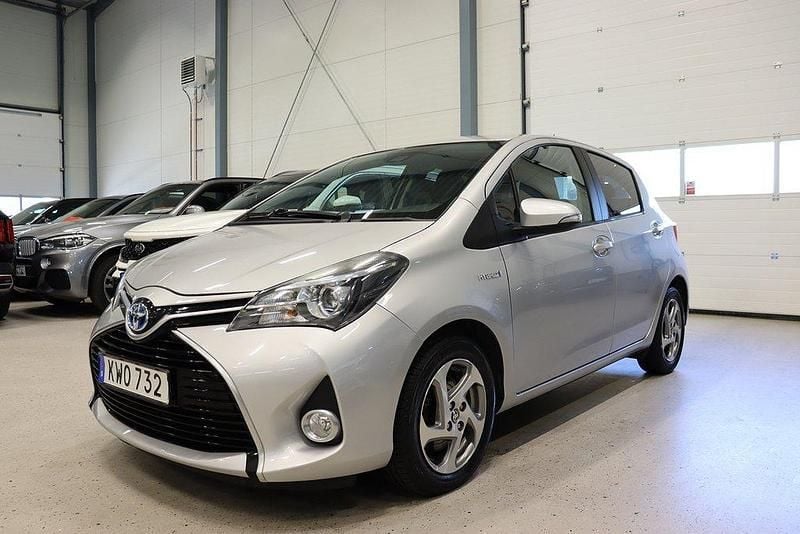 Silver Begagnad 2015 Toyota Yaris Hybrid Edition Halvkombi | 134 800 kr (Marknadspris) - Bild 1/4