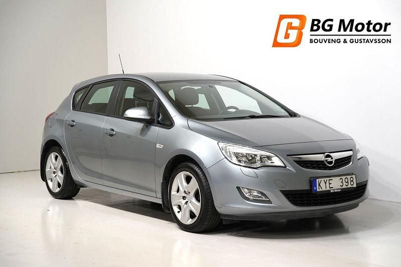 Grå Begagnad 2010 Opel Astra Enjoy Halvkombi | 69 900 kr (Lite dyr) - Bild 1/4