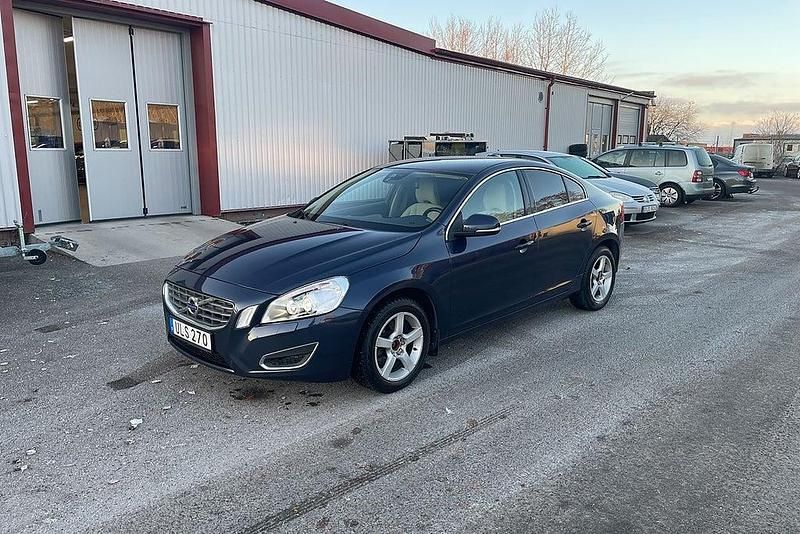 Mörkblå Begagnad 2011 Volvo S60 Momentum Sedan | 69 500 kr (Lite dyr) - Bild 1/4