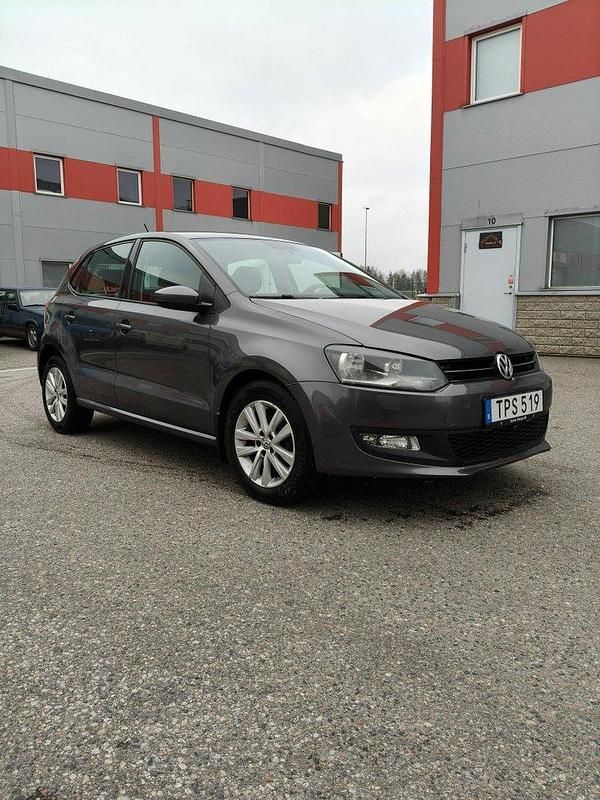 Grå Begagnad 2013 VW Polo Halvkombi | 61 000 kr (Marknadspris) - Bild 1/4