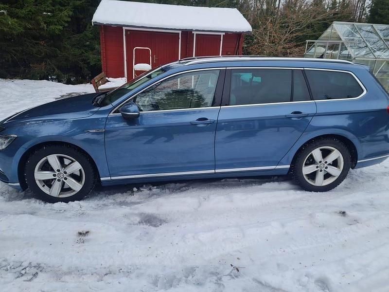 Ljusblå Begagnad 2016 VW Passat Kombi | 175 000 kr (Marknadspris) - Bild 1/1