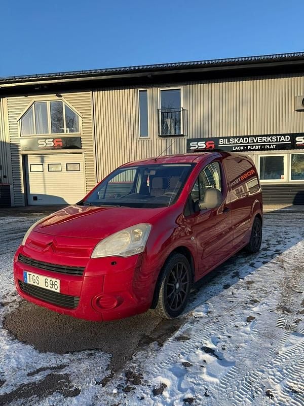 Begagnad Citroën Berlingo 90 HK (66 kW) 2009 Röd Minibuss