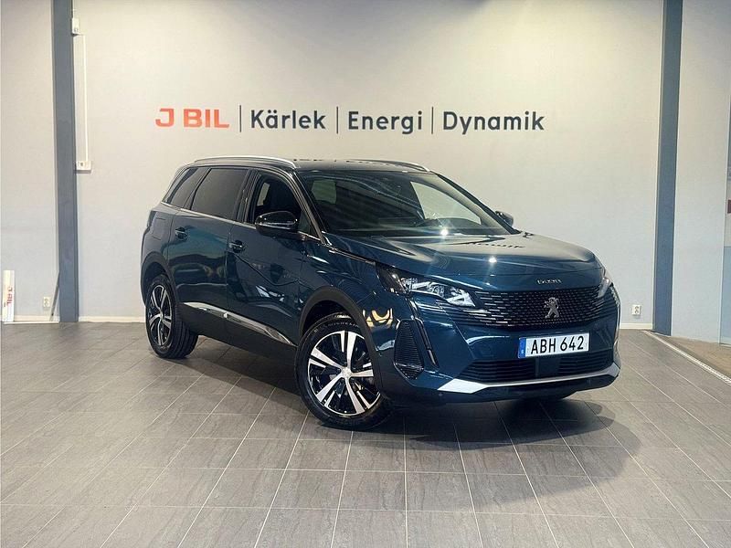 Blå célèbes Begagnad 2023 Peugeot 5008 GT Minibuss | 304 900 kr (Marknadspris) - Bild 1/4