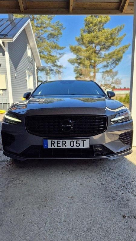 Grå Begagnad 2021 Volvo V60 R-Design Kombi | 319 000 kr (Bra pris) - Bild 1/4