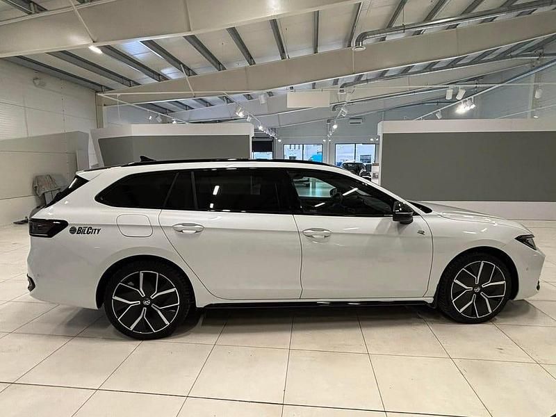 Begagnad VW Passat R-line 272 HK (200 kW) 2024 Vit Kombi