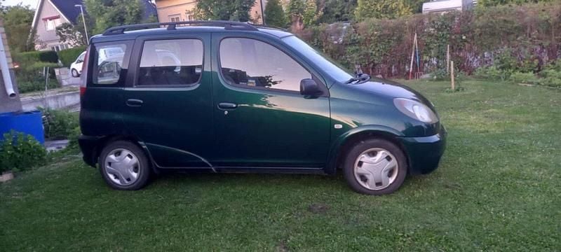 Grön Begagnad 2000 Toyota Yaris Verso Minibuss | 45 000 kr (Lite dyr) - Bild 1/4