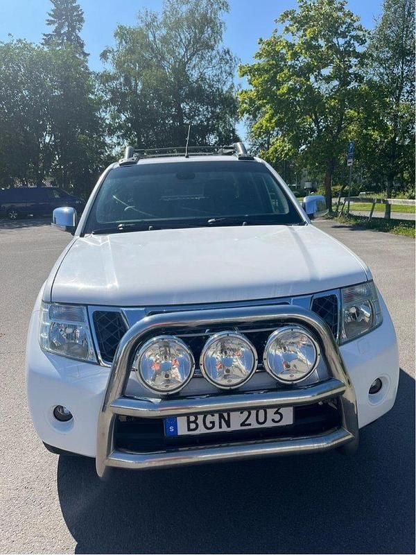Vit Begagnad 2014 Nissan Navara Pickup | 180 000 kr (Marknadspris) - Bild 1/4