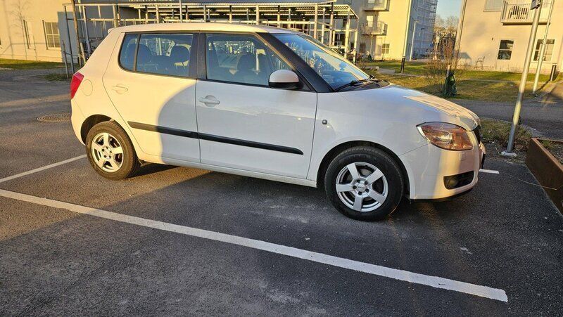 Vit Begagnad 2010 Skoda Fabia Ambiente Halvkombi | 45 000 kr (Marknadspris) - Bild 1/4