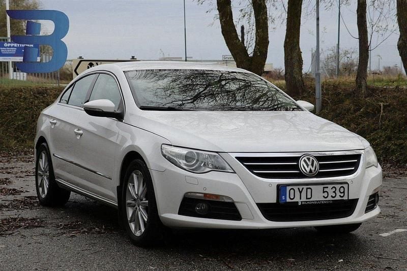Vit Begagnad 2011 VW CC SE Sedan | 79 900 kr (Superpris) - Bild 1/4