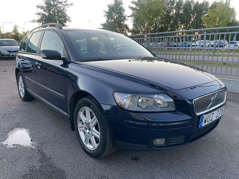 Blå Begagnad 2005 Volvo V50 Kinetic Kombi | 39 900 kr (Marknadspris) - Bild 1/4