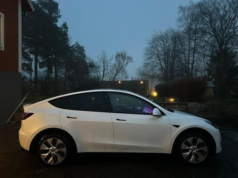 Begagnad 2022 Tesla Model Y Long Range AWD SUV | 345 000 kr (Marknadspris) - Bild 1/4