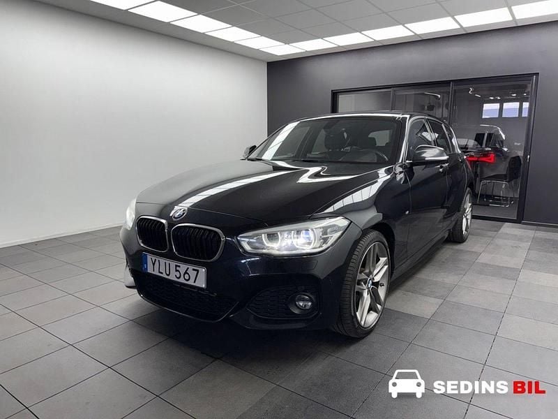 Svart Begagnad 2017 BMW 118 M Sport Halvkombi | 149 900 kr (Marknadspris) - Bild 1/4