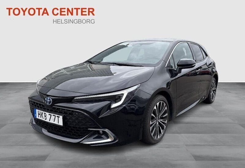 Svart Begagnad 2023 Toyota Corolla Hybrid Style Halvkombi | 299 900 kr (Marknadspris) - Bild 1/3